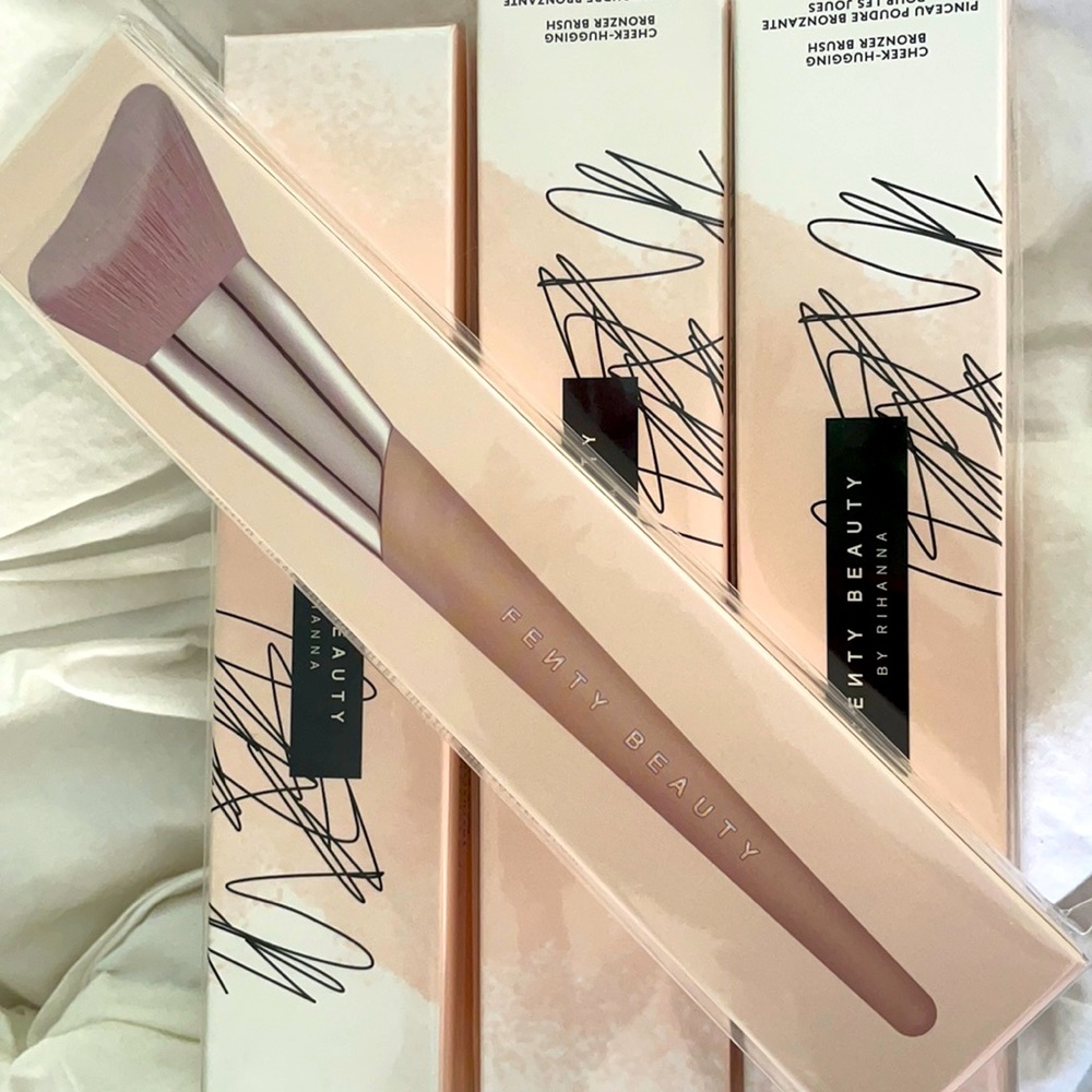Brand New Fenty Cheek Hugging Bronzer Brush